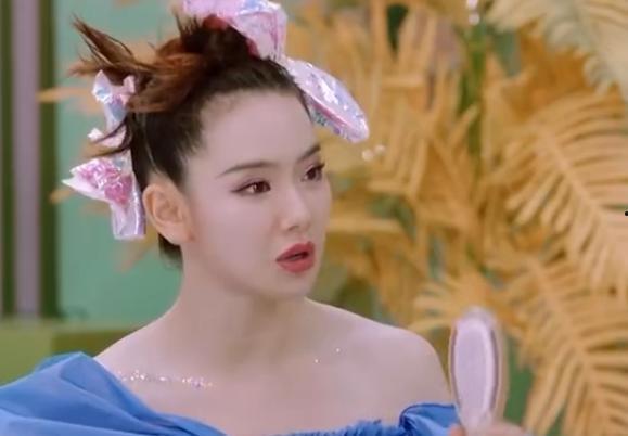 女生化妆娱乐吃瓜酱